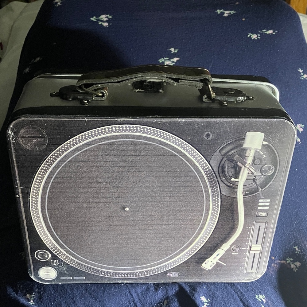 Vintage Lunchbox(Shows cool 😎 Turntable aka record player)metal & leather handle